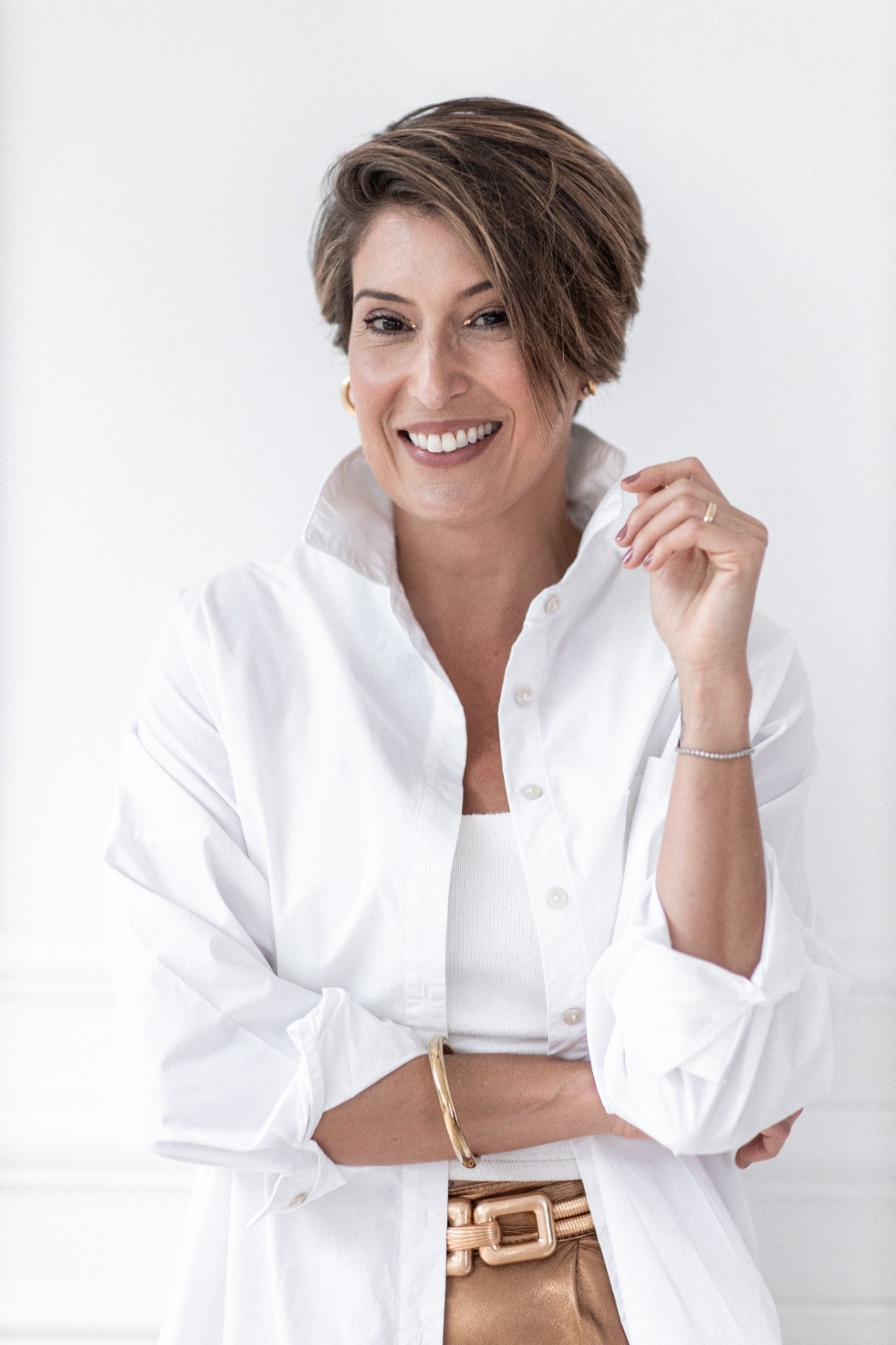 Silvia Beraldo sorrindo, camisa branca